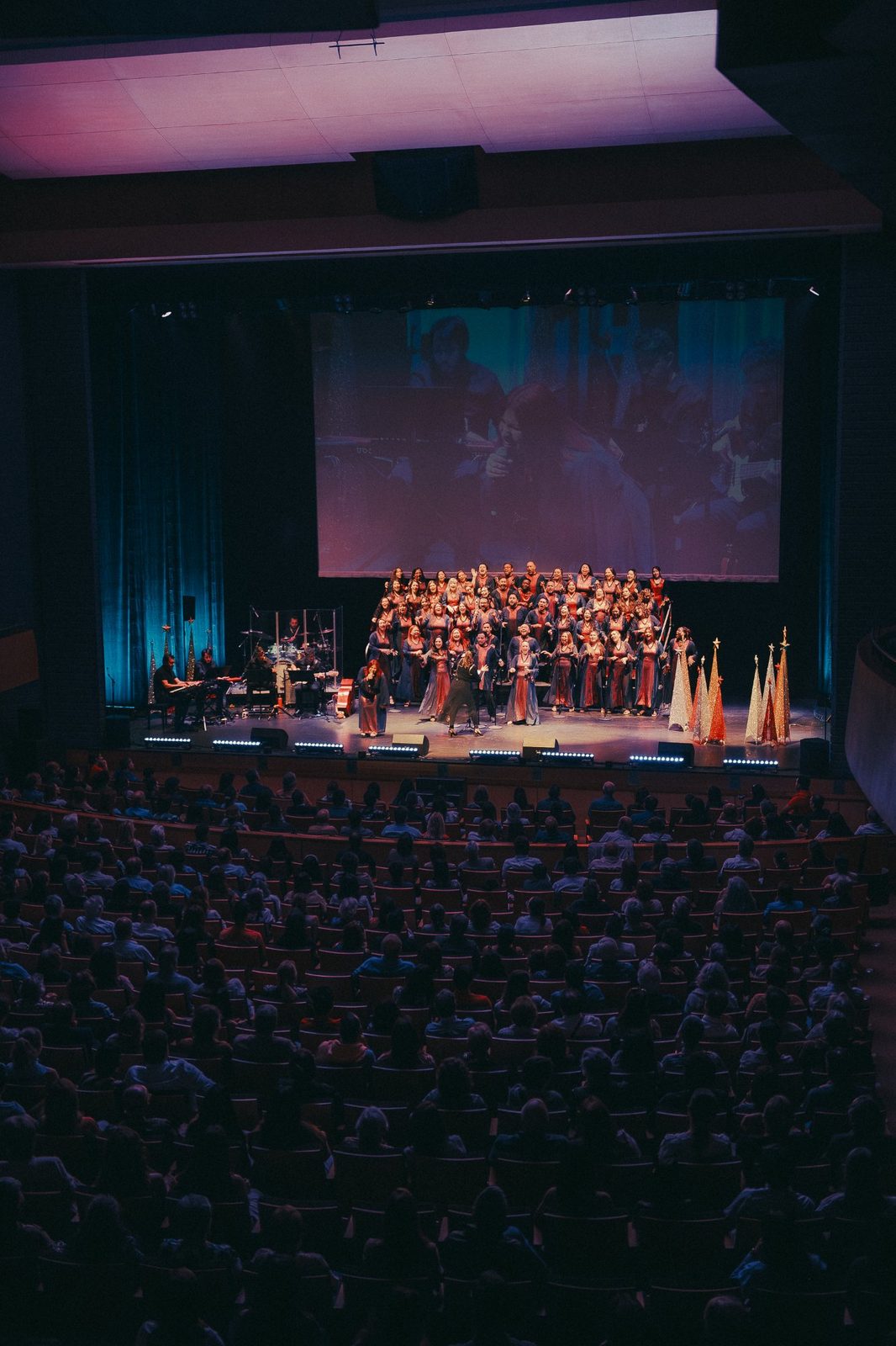 Teatro lleno durante el concierto navideño de Chile Gospel